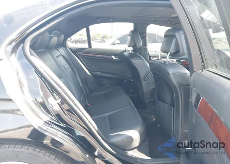 2011 Mercedes-Benz C 300 Luxury/Sport z USA, uszkodzony, nr VIN WDDGF5EB0BA447581